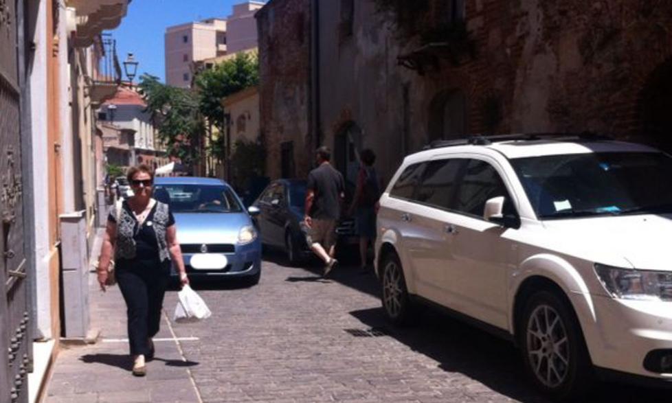 Via De Castro invasa dalle auto