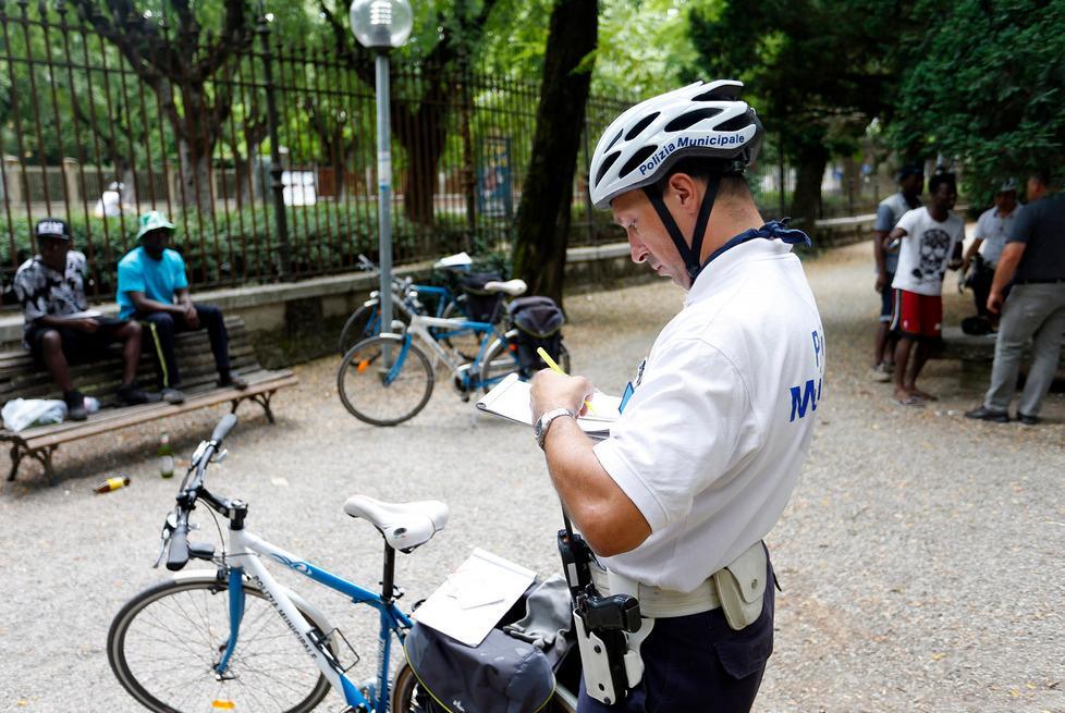 Giardini ducali, un repulisti in bicicletta 