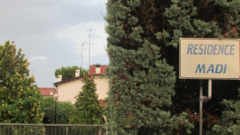 Picchiati e rapinati in casa nella notte