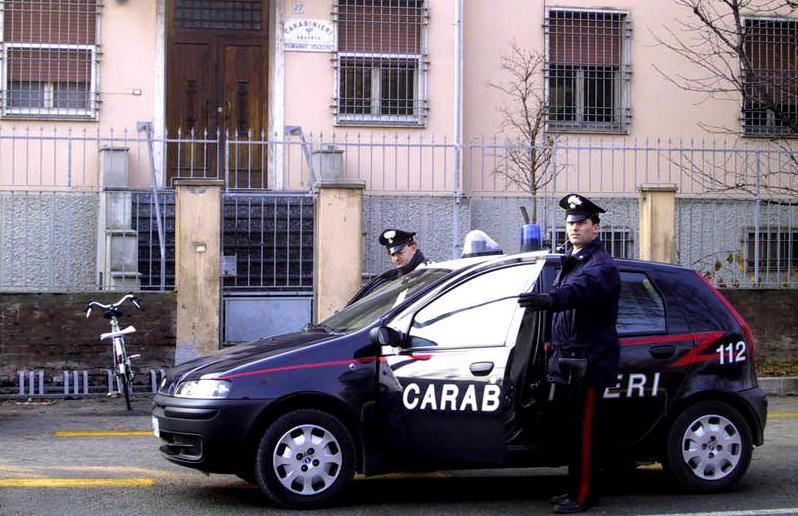 Tagliava le gomme dell’automobile di una donna 
