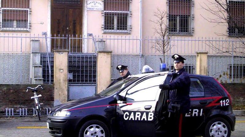 Tagliava le gomme dell’automobile di una donna