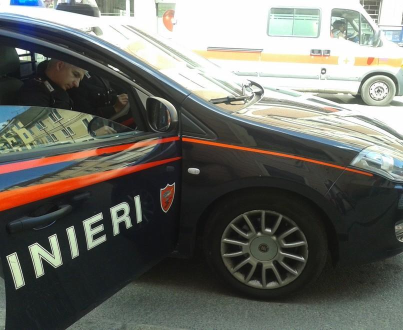 «Dammi il telefonino» Lo rapina in pieno centro 
