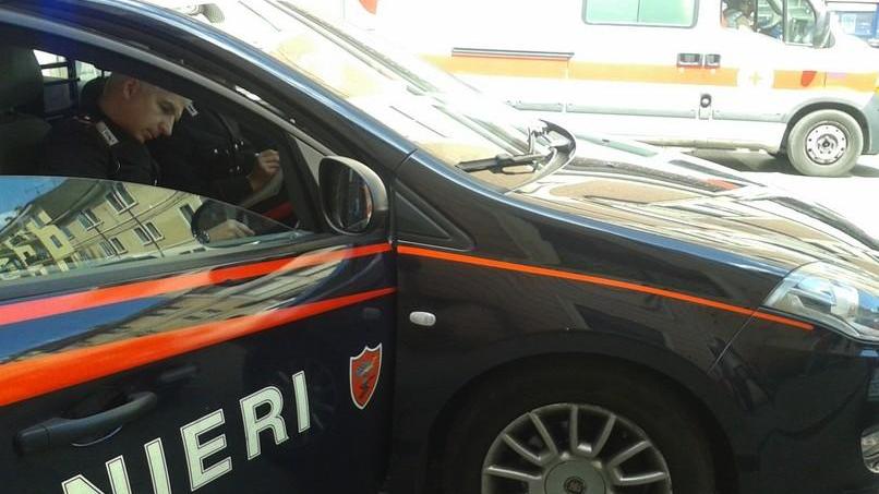 «Dammi il telefonino» Lo rapina in pieno centro