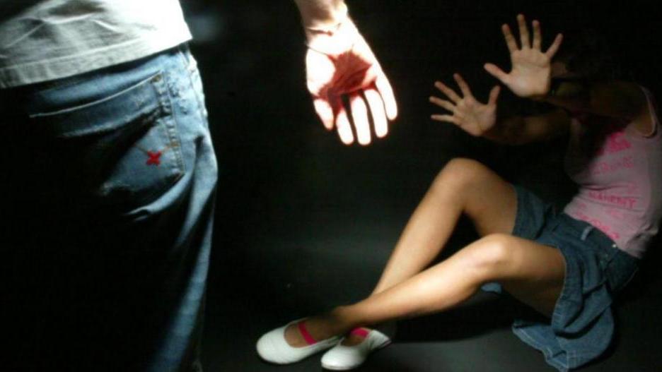 Accusato di aver violentato la figliastra