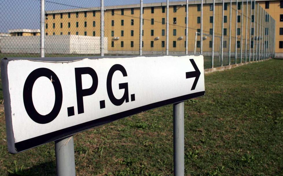 Esce dall’Opg e cerca di dirottare un bus 