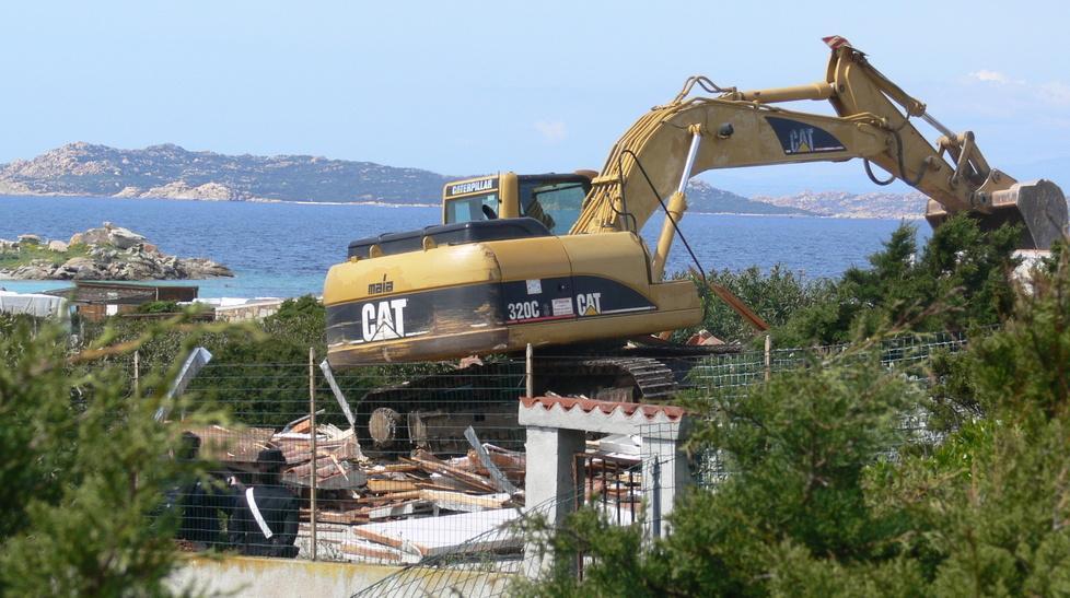 Abusi edilizi, da settembre le ruspe demoliranno 100 case 