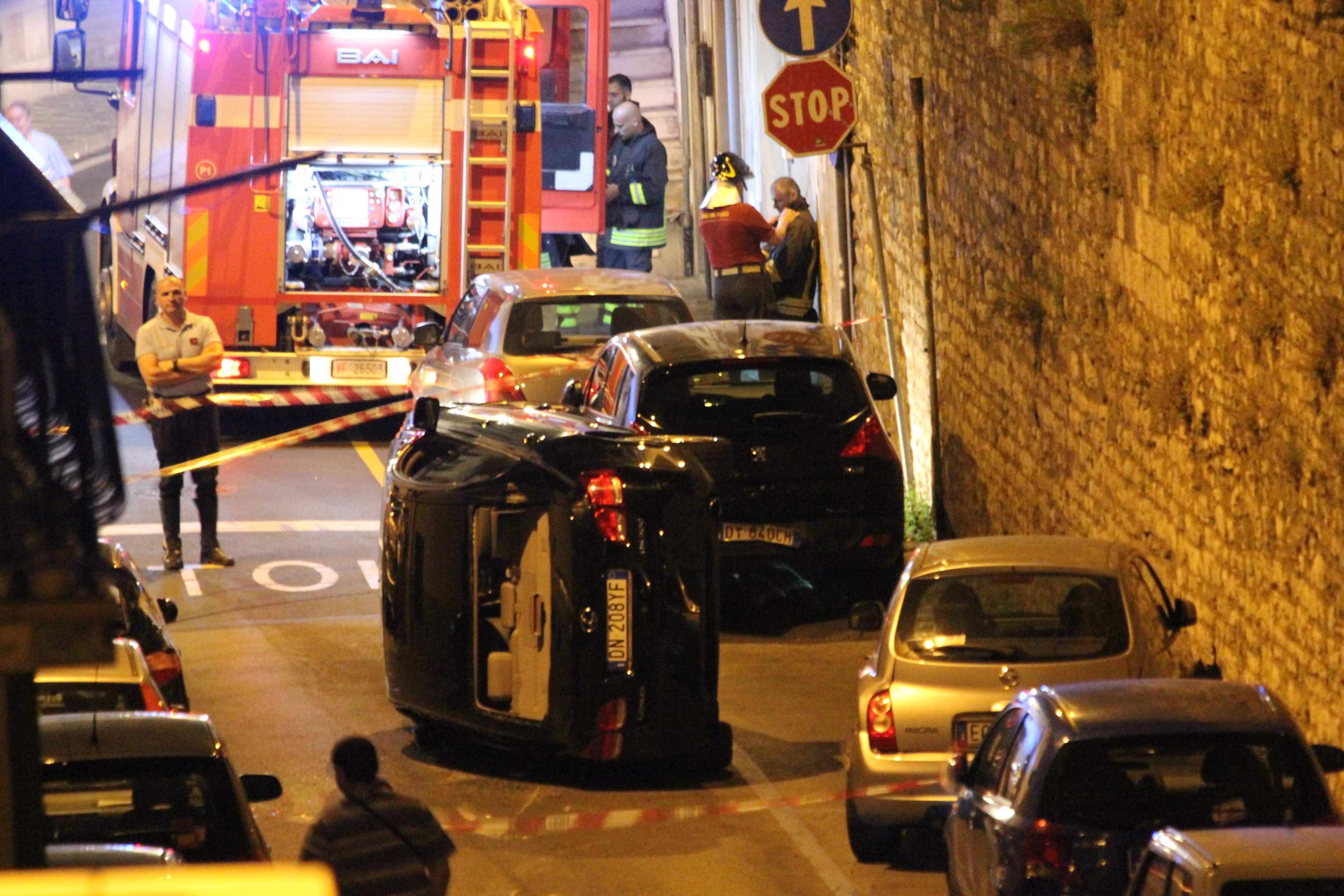 Suv riesce a ribaltarsi nella strada che lo contiene a malapena. Positivo all'etilometro il conducente 