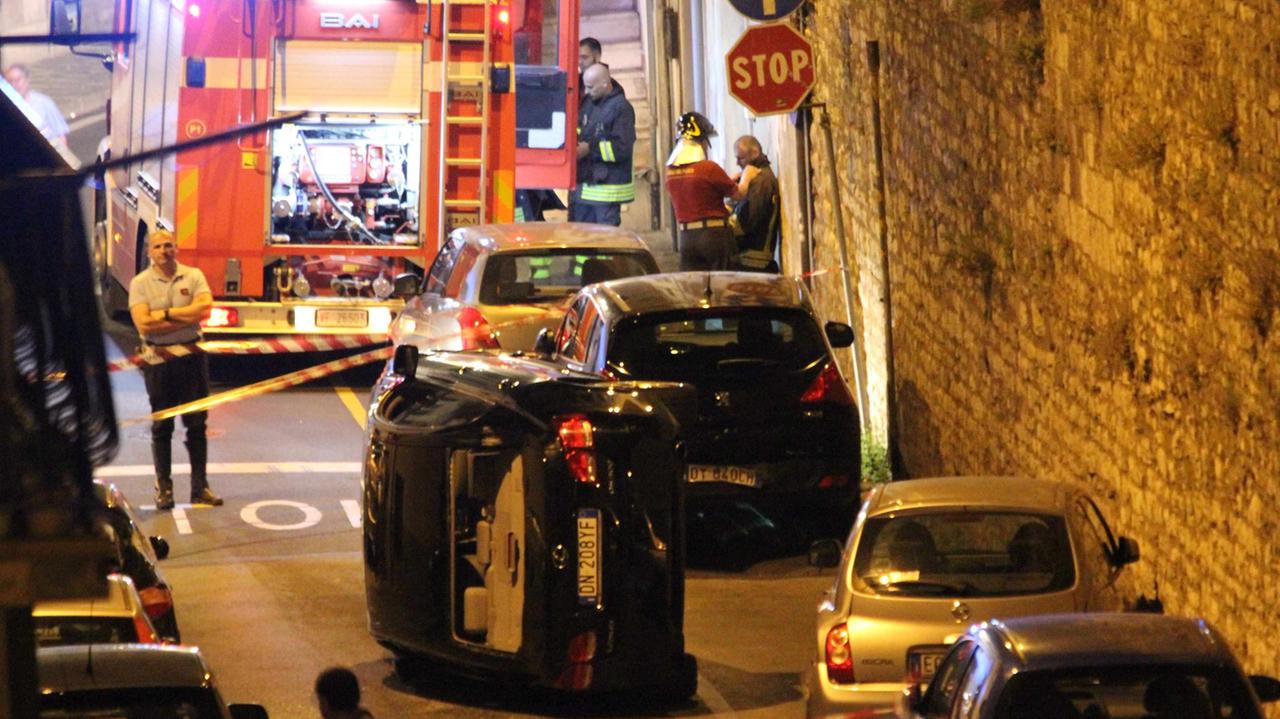 Suv riesce a ribaltarsi nella strada che lo contiene a malapena. Positivo all'etilometro il conducente