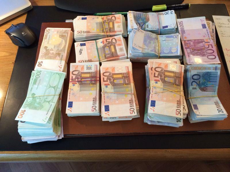 I 140mila euro trovati dai carabinieri nel sottoscala dei due spacciatori