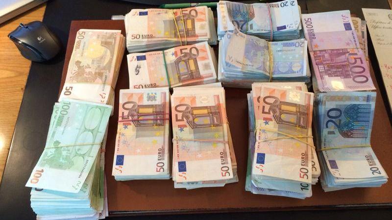 I 140mila euro trovati dai carabinieri nel sottoscala dei due spacciatori