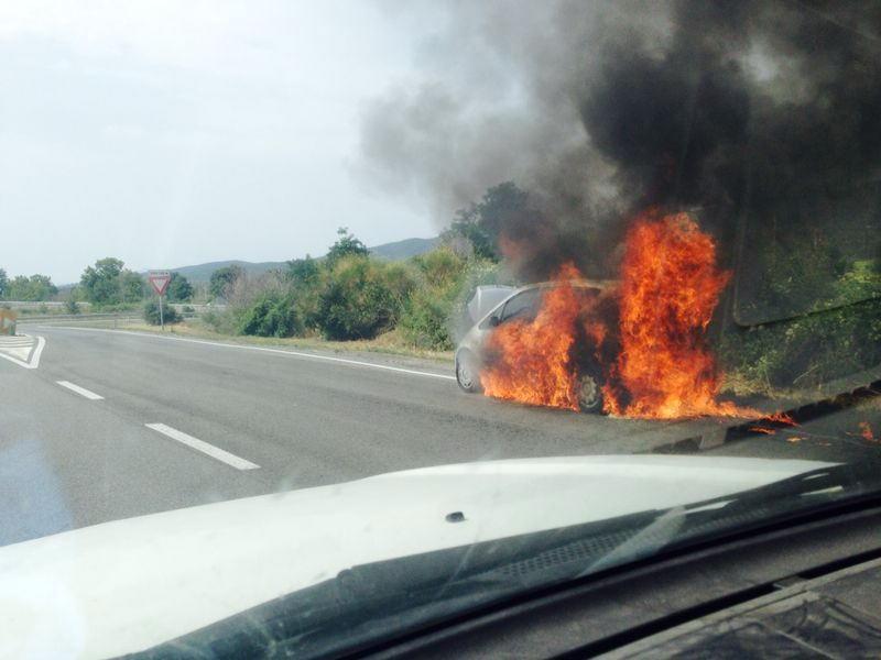 Auto in fiamme sull’Aurelia 