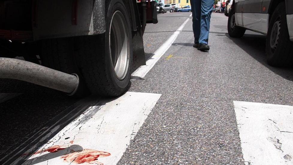 Finisce con lo scooter sotto a un camion: è in terapia intensiva