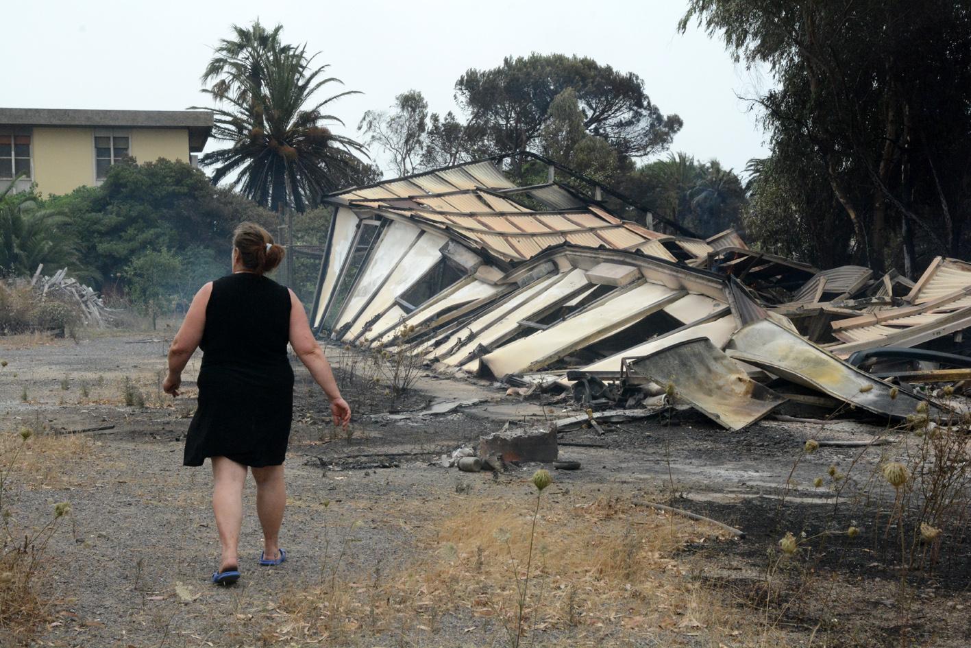 Inferno di fuoco blocca i treni a San Gavino, isola divisa in due 