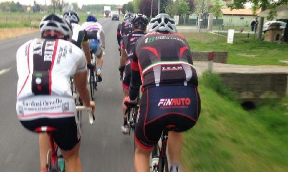 I ciclisti si ribellano al divieto di pedalare nelle valli