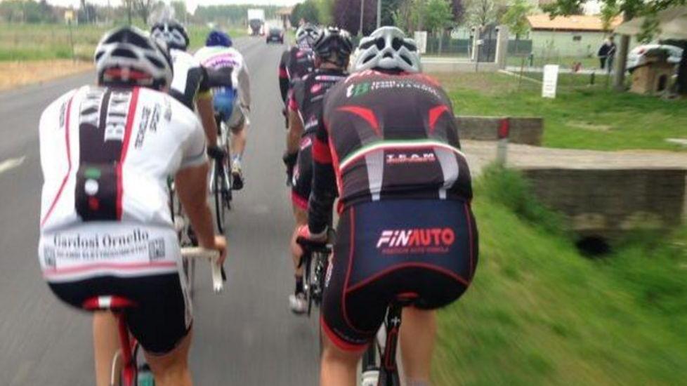 I ciclisti si ribellano al divieto di pedalare nelle valli