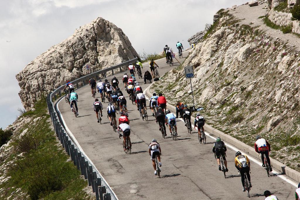 ciclisti impegnati nella scalata al Passo Sella