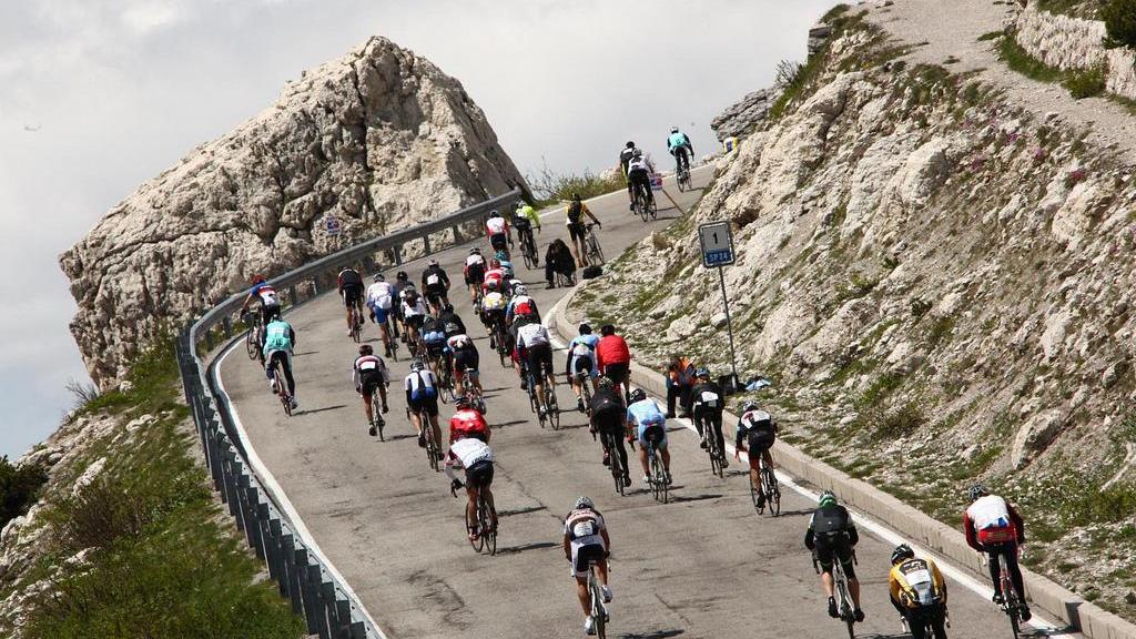 ciclisti impegnati nella scalata al Passo Sella