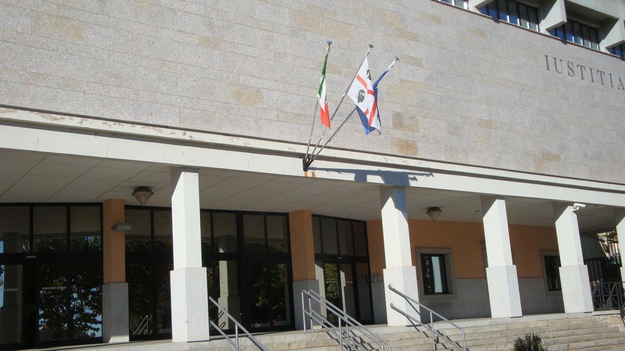 Famiglia senza casa si accampa davanti al tribunale di Tempio