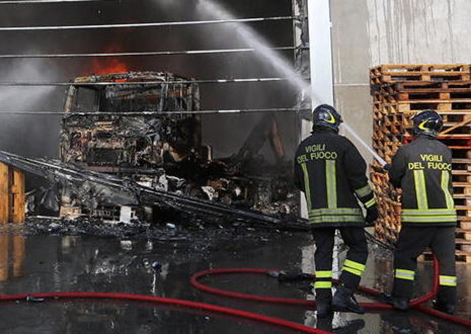 Azienda in fiamme, la nube nera fa paura 