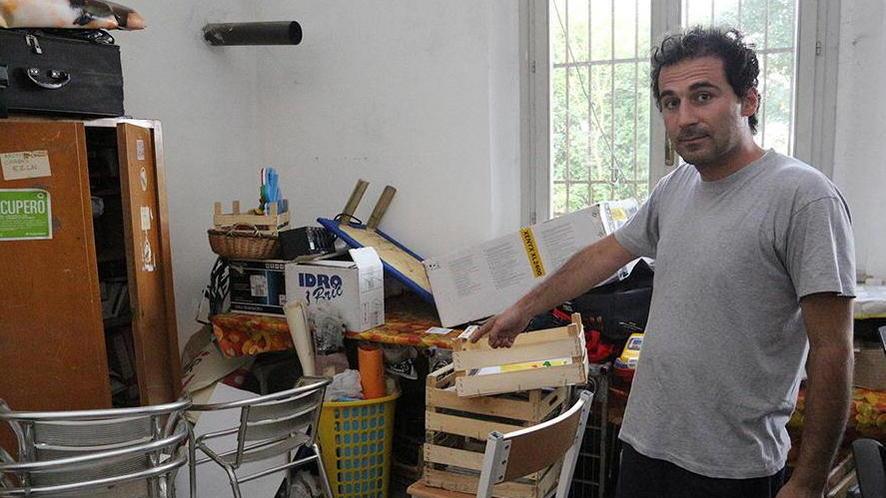 Razzia di notte al centro sociale