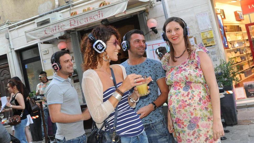 Tutti in piazza a ballare in silenzio
