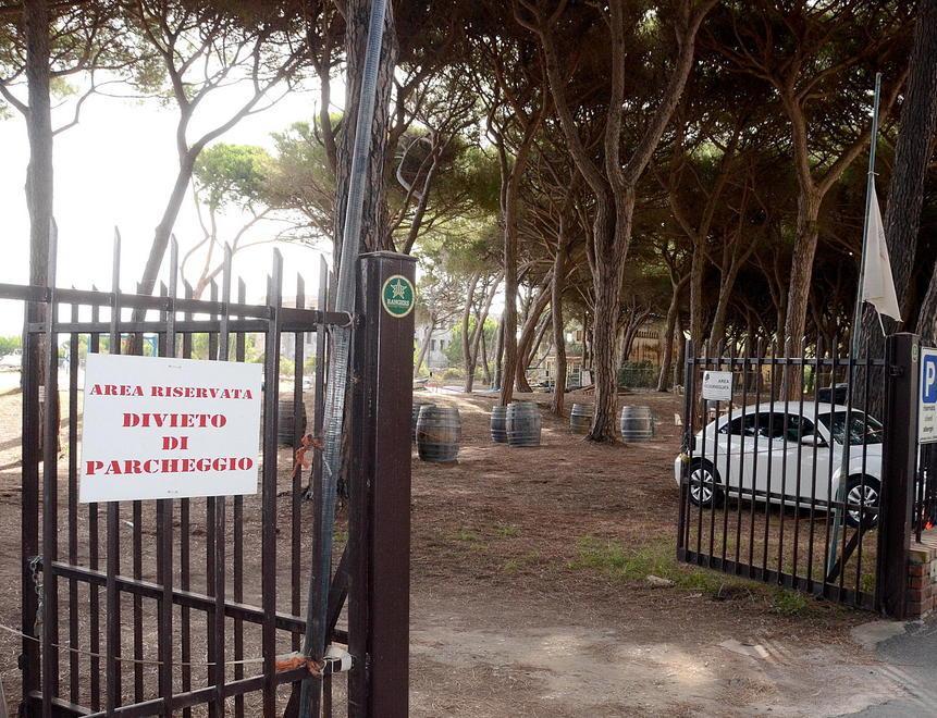 Caos per i parcheggi a Marina, spunta l’idea di riaprire le pinete 