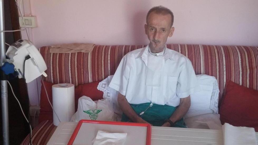 Malato e sotto sfratto: «Abbandonato da tutti»