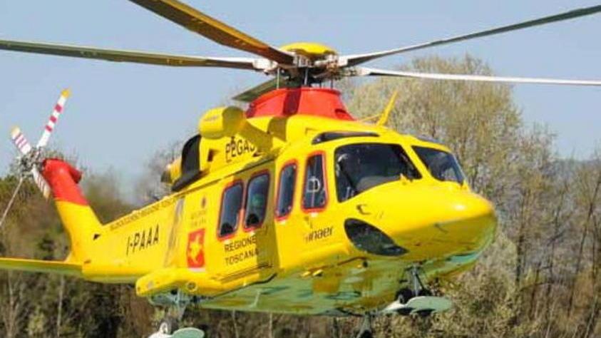 Grave motociclista nello scontro con un’auto