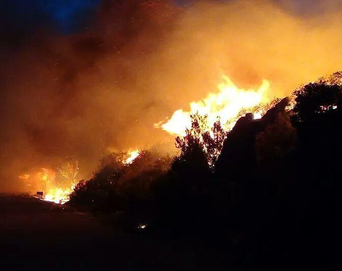 Arbus in fiamme, panico fino a tarda notte