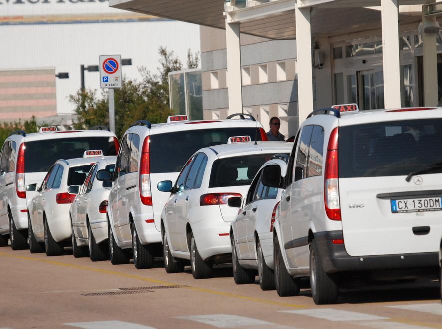 Taxi, il giudice cancella la multa 