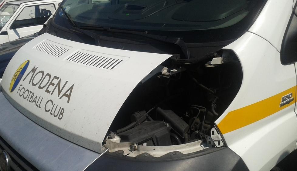 San Faustino, hanno rubato i fanali al pulmino del Modena calcio