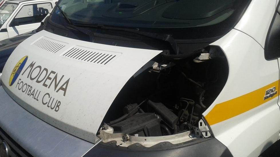 San Faustino, hanno rubato i fanali al pulmino del Modena calcio