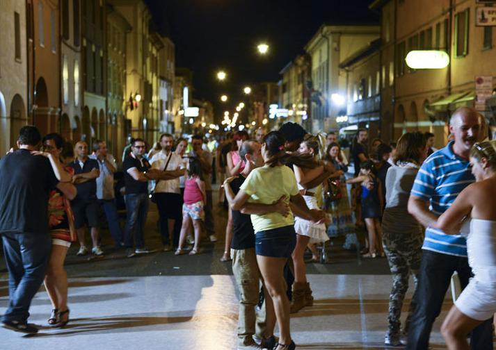 È festa in centro Shopping e musica fino a tarda notte 