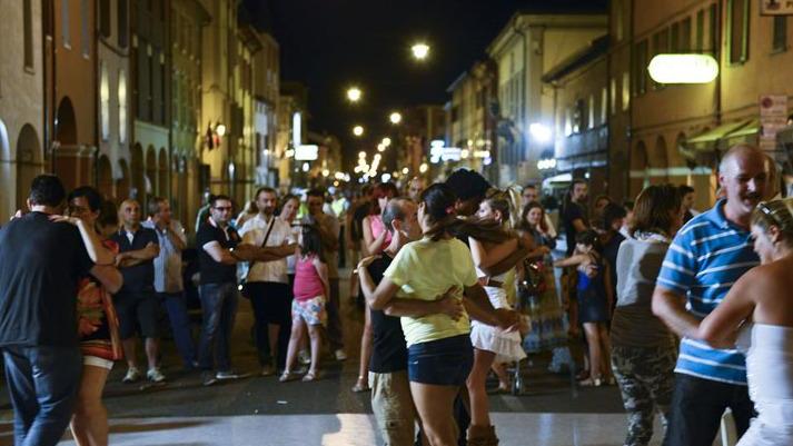È festa in centro Shopping e musica fino a tarda notte