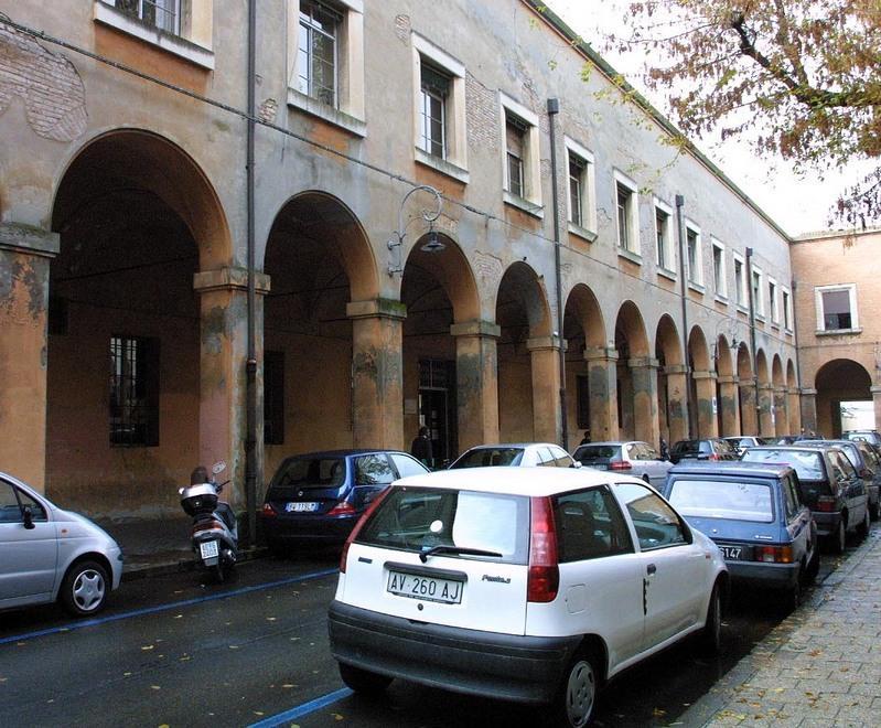 «Dacci l’oro», e gli puntano la pistola 