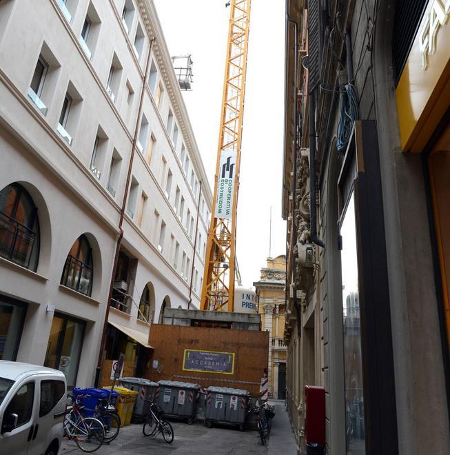 Via Modonella insorge: «Murati dal cantiere e dalla gru» 