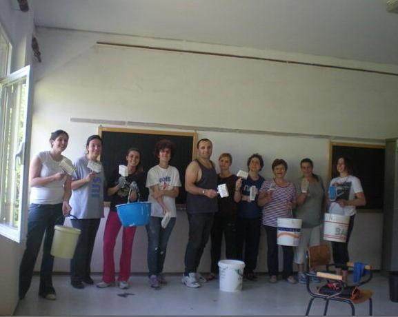 Genitori-imbianchini dipingono la scuola primaria di Campo Tizzoro 