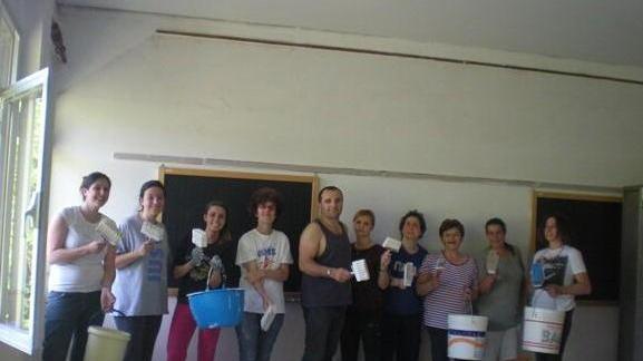 Genitori-imbianchini dipingono la scuola primaria di Campo Tizzoro