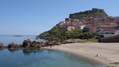 Castelsardo, gasolio in mare: bagni vietati alla Marina 