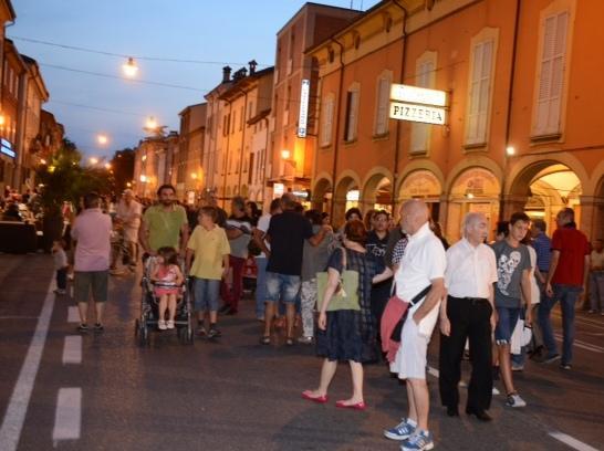 Tanti in centro per lo shopping sotto le stelle 
