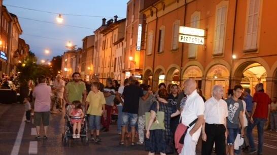 Tanti in centro per lo shopping sotto le stelle