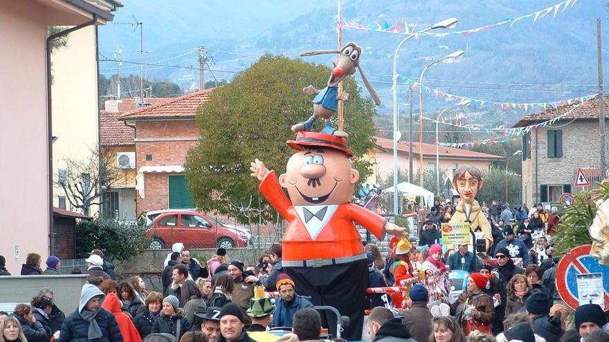 I carri di carnevale sfilano a luglio: succede a Veneri