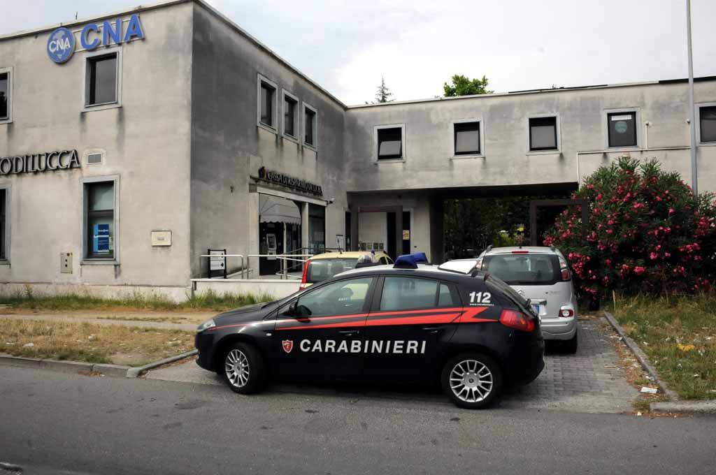 Rapina in banca senza armi carabinieri a caccia di due uomini 