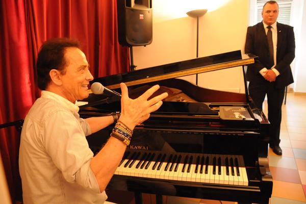 Roby Facchinetti suona al reparto di oncologia di Carrara 