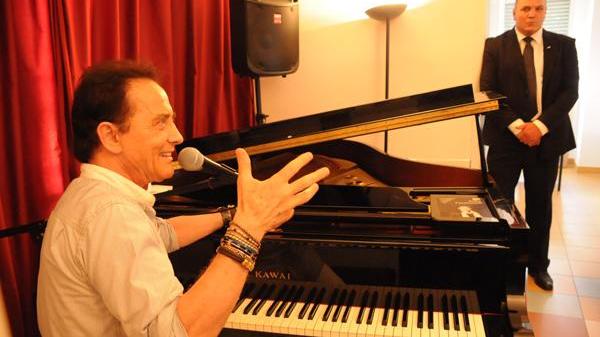 Roby Facchinetti suona al reparto di oncologia di Carrara