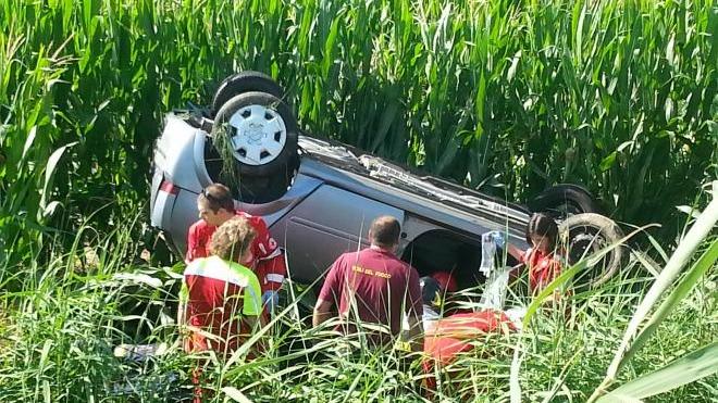 Morta l'anziana rimasta intrappolata nell'auto