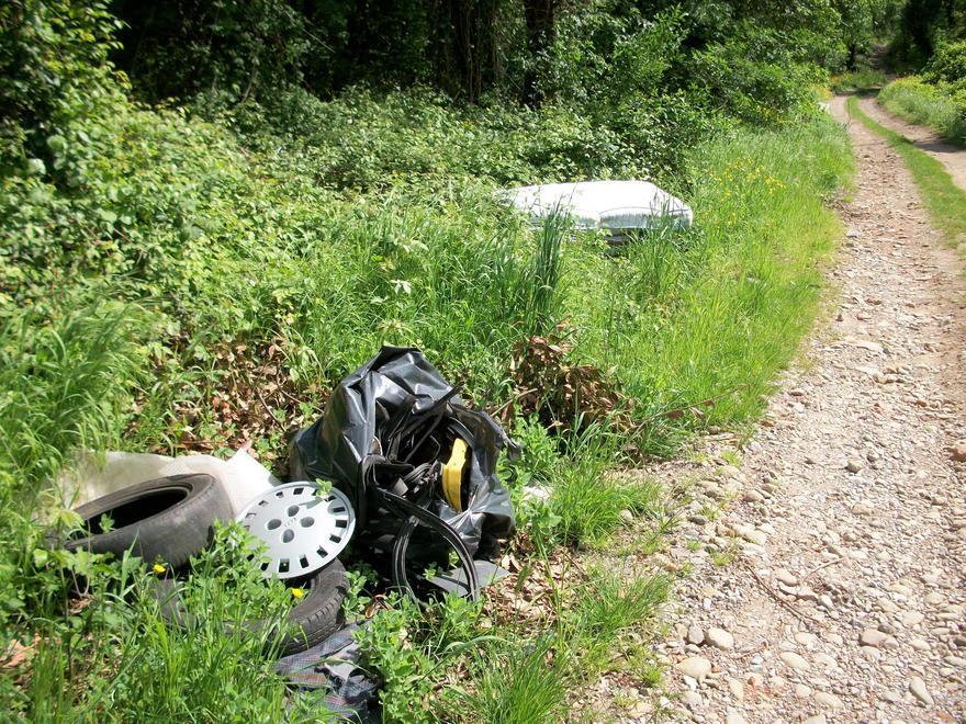 Scoperta una discarica abusiva di rifiuti vicino a un fiume 