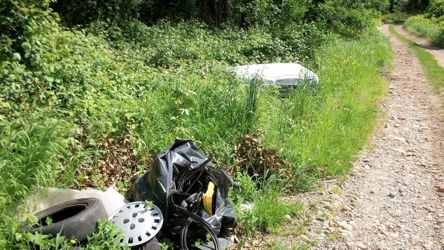 Scoperta una discarica abusiva di rifiuti vicino a un fiume