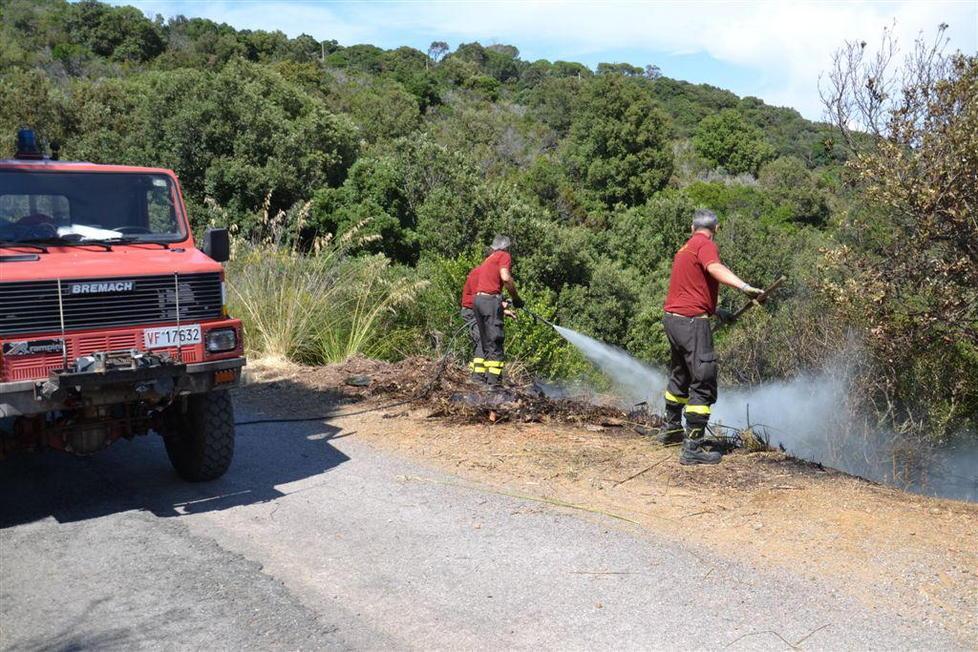 Incendio lungo la Vecchia Aurelia, agricoltore ricoverato al Centro grandi ustionati 