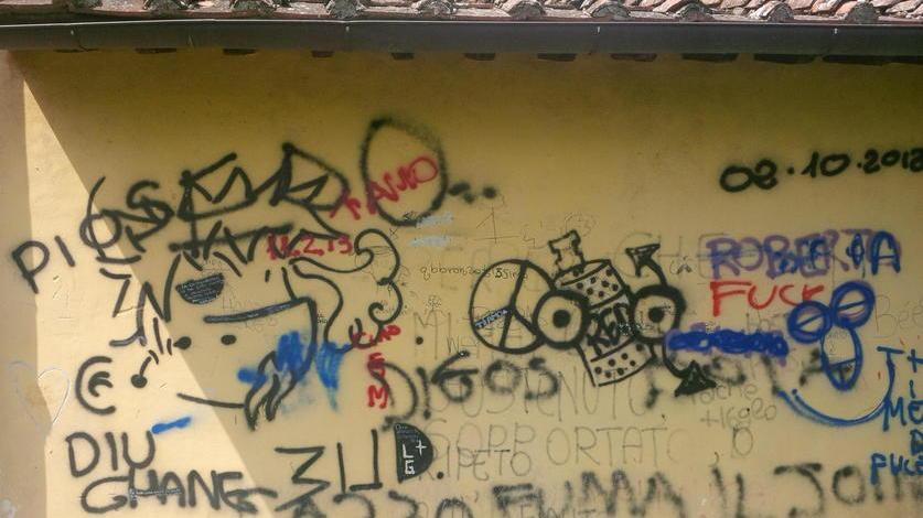 Casa Banti “soffocata” dai vandali, Parco Corsini senza pace